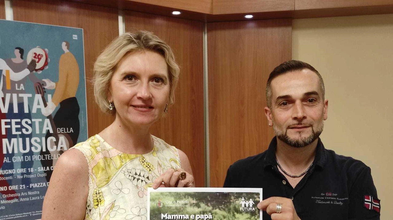 La sindaca Ivonne Cosciotti e l’assessore Mirko Dichio durante il lancio del servizio nido «Quest’anno rientriamo perfettamente nei requisiti dettati da Regione per aderire all’iniziativa»