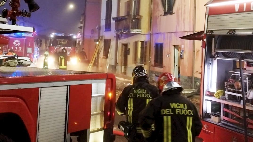Brucia il tetto di una palazzina. Ore di lavoro per i vigili del fuoco. Inquilini evacuati per prudenza Brucia il tetto di una palazzina. Ore di lavoro per i vigili del fuoco. Inquilini evacuati per prudenza