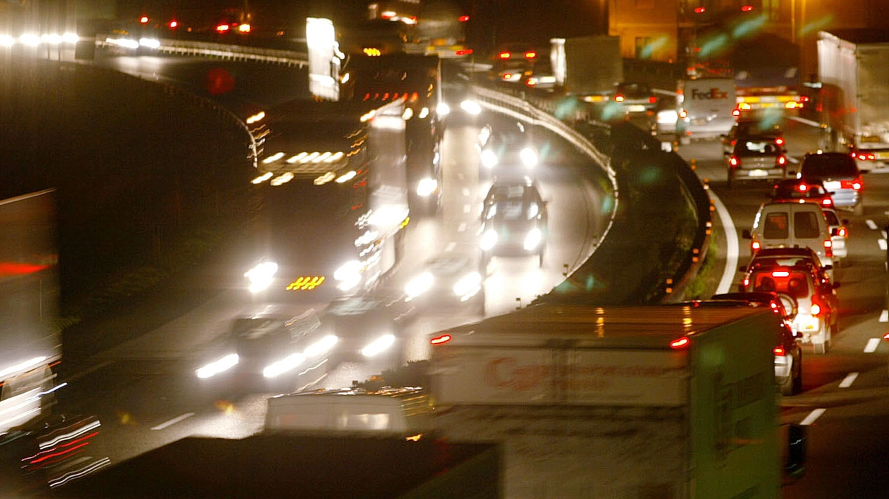 Autostrada di notte, foto d'archivio Autostrada di notte, foto d'archivio