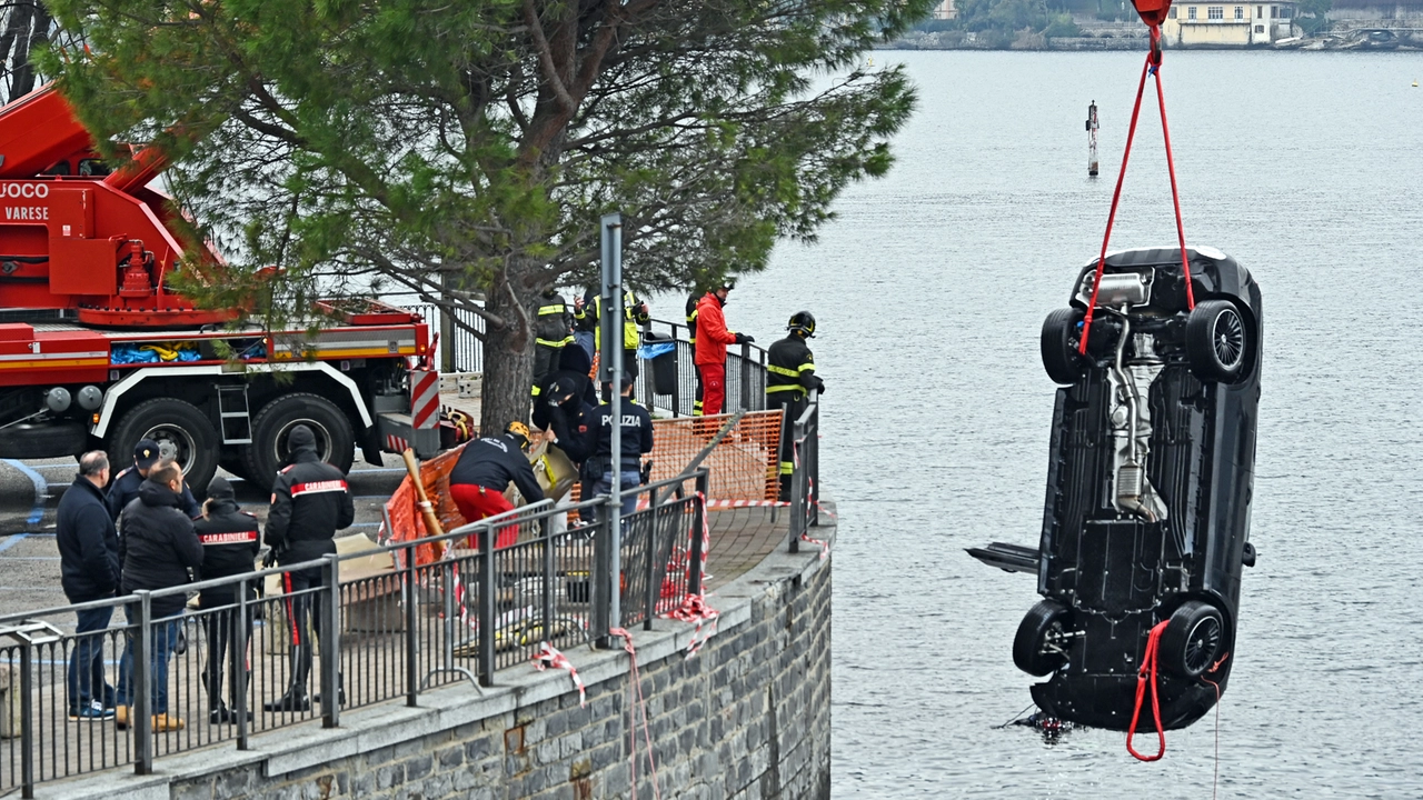 Il recupero dell'auto su cui si trovavano Tiziana e Morgan, morti dopo essersi inabissati nel lago di Como