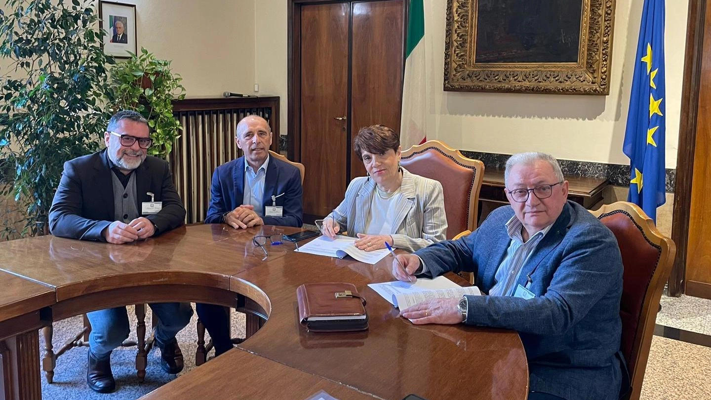 I Consorzi di bonifica bresciani si uniscono alla Prefettura di Brescia per contrastare la malavita negli appalti, firmando un protocollo d'intesa per garantire trasparenza e legalità nelle opere pubbliche.