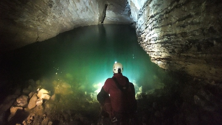 Un laghetto delle grotte del Remeron, nel parco regionale del Campo dei Fiori (immagine dal sito grottaremeron.it) Un laghetto delle grotte del Remeron, nel parco regionale del Campo dei Fiori (immagine dal sito grottaremeron.it)