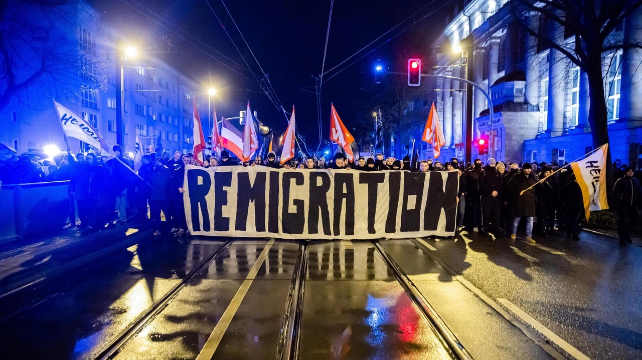 Una manifestazione dell'estrema destra a favore della remigrazione Una manifestazione dell'estrema destra a favore della remigrazione
