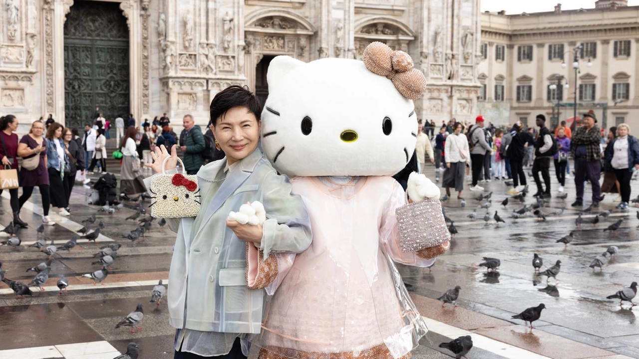 Izumi Ogino, fondatrice e direttrice creativa di Anteprima, incontra Hello Kitty in piazza Duomo a Milano