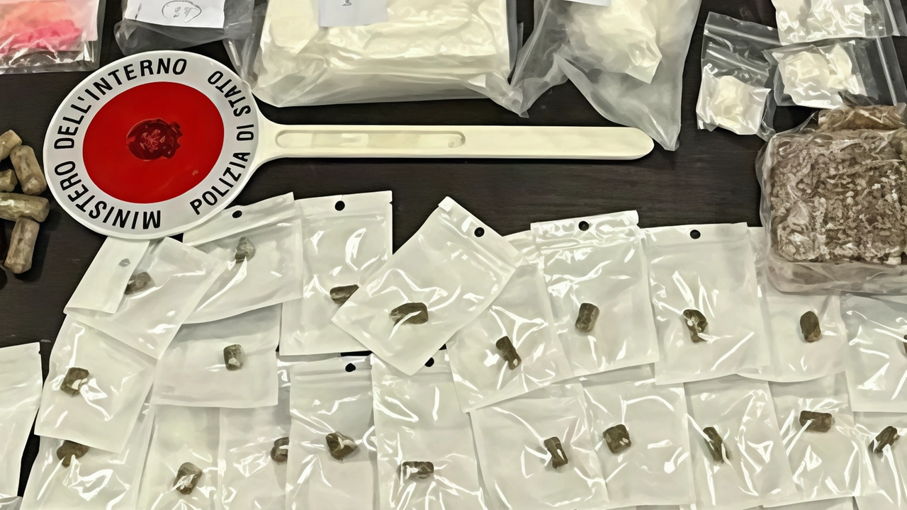 Blitz della polizia in via Val Senales: sette chili di stupefacenti sotto sequestro Blitz della polizia in via Val Senales: sette chili di stupefacenti sotto sequestro