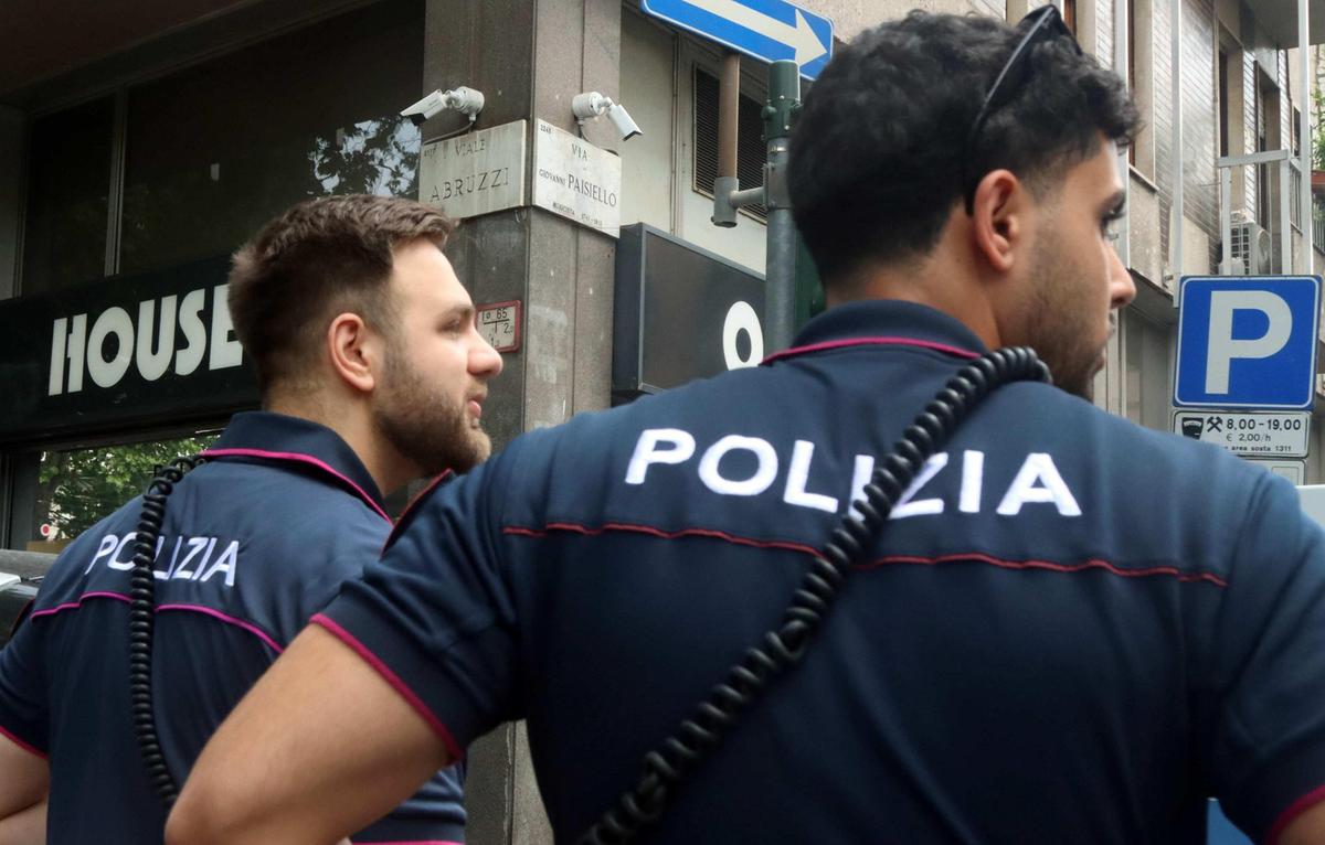 Era ricercato per omicidio. Pusher incita i clienti a usare le loro siringhe per bloccare i poliziotti Era ricercato per omicidio. Pusher incita i clienti a usare le loro siringhe per bloccare i poliziotti
