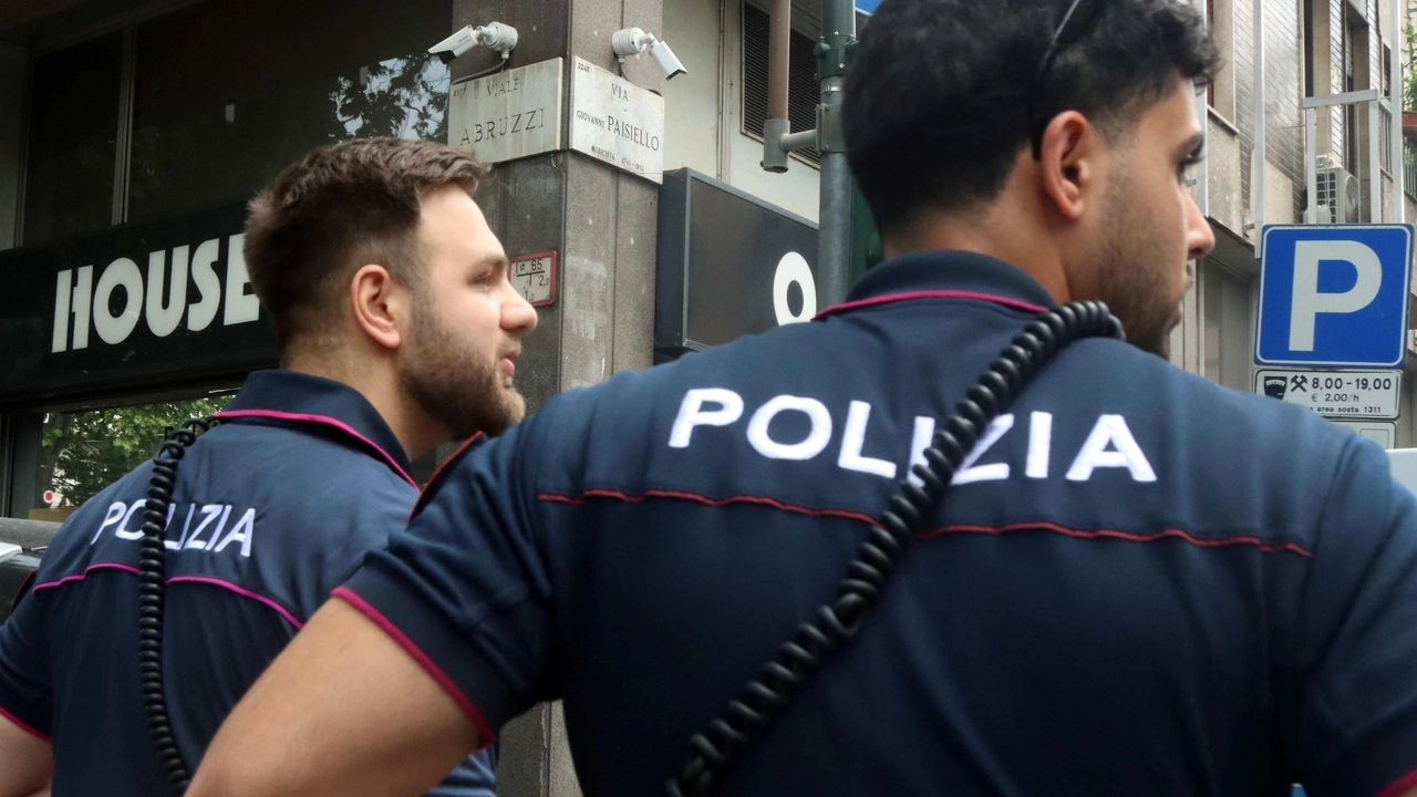 Nonostante tutto gli agenti sono riusciti ad ammanettare il 44enne marocchino