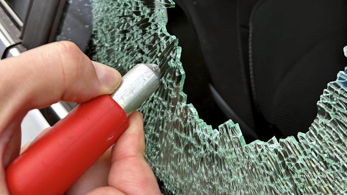 Rompe i finestrini di 5 auto per rubare durante la partita Rompe i finestrini di 5 auto per rubare durante la partita
