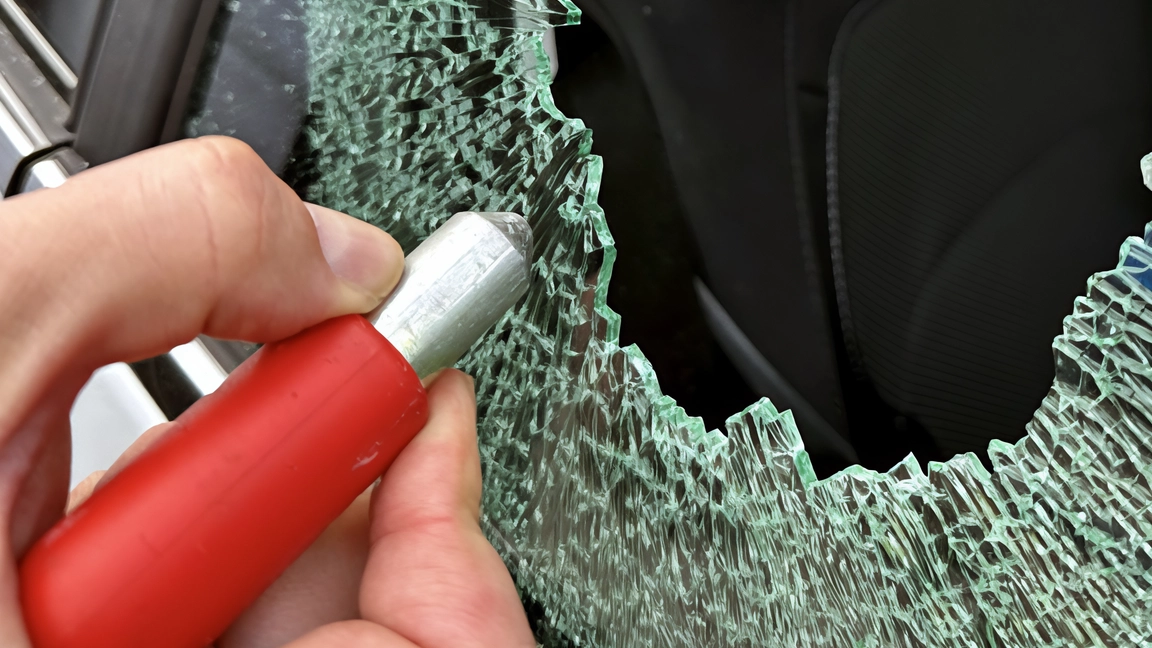 Con un martello frangivetro rompeva i finestrini delle auto parcheggiate per poi rovistare negli abitacoli e arraffare oggetti. Pensava forse... Con un martello frangivetro rompeva i finestrini delle auto parcheggiate per poi rovistare negli abitacoli e arraffare oggetti. Pensava forse...