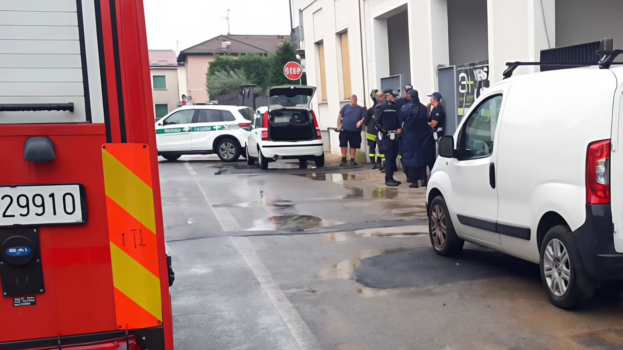 Vigili del fuoco e polizia locale sul luogo dell’incidente,. un ex capannone industriale di Cesano Maderno in ristrutturazione per essere trasformato in loft Vigili del fuoco e polizia locale sul luogo dell’incidente,. un ex capannone industriale di Cesano Maderno in ristrutturazione per essere trasformato in loft