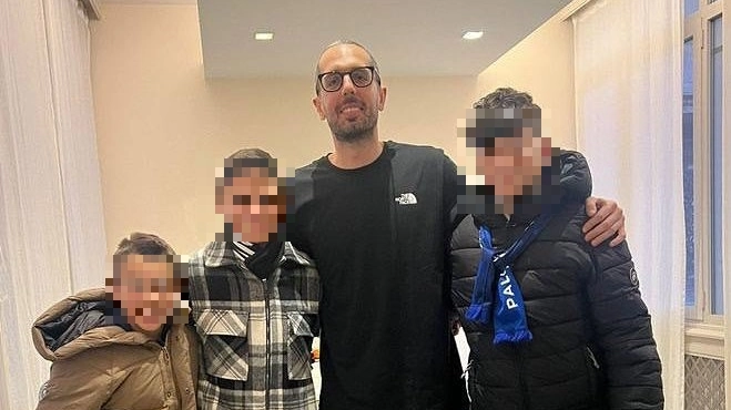 Amedeo Della Valle con tre giovanissimi tifosi invitati a casa Amedeo Della Valle con tre giovanissimi tifosi invitati a casa