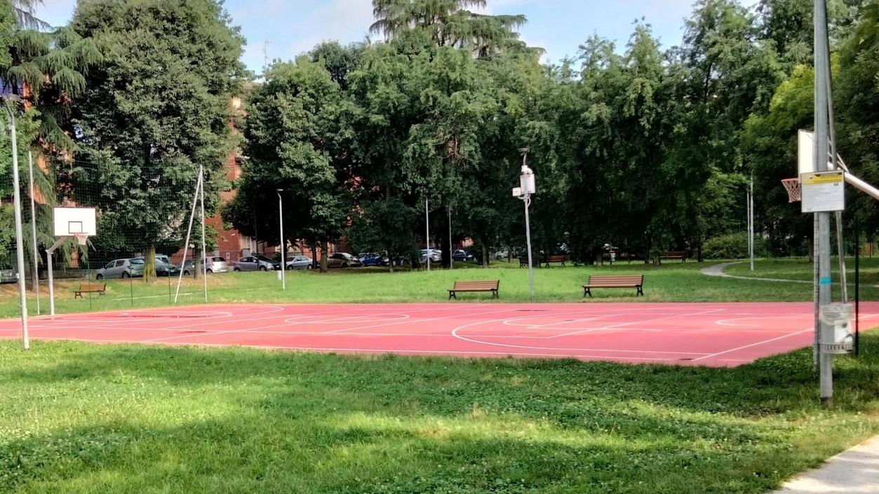 Il playground rosso per le partite di basket può diventare anche un campo da “green volley“ tre contro tre Il playground rosso per le partite di basket può diventare anche un campo da “green volley“ tre contro tre