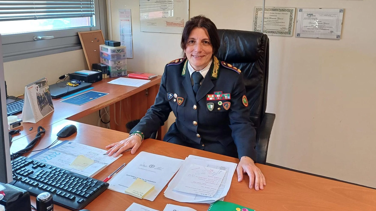 Sommario: Samanta Zacconi, comandante della polizia locale di San Donato, punta a migliorare la sicurezza e la collaborazione con le forze dell'ordine, monitorando il consumo di alcol e fumo tra i minorenni e contrastando l'abbandono di rifiuti. Sommario: Samanta Zacconi, comandante della polizia locale di San Donato, punta a migliorare la sicurezza e la collaborazione con le forze dell'ordine, monitorando il consumo di alcol e fumo tra i minorenni e contrastando l'abbandono di rifiuti.