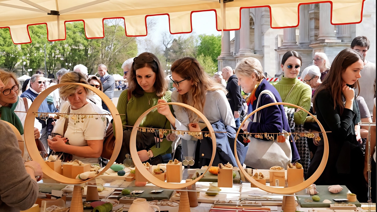 Stand selezionatissimi, l’eccellenza di florovivaismo ed enogastronomia. Il fondatore Lamberto Rubini: l’Arco della Pace diventerà della Bellezza. Spazio anche ai laboratori per bambini e seminari per tutti gli ospiti. Stand selezionatissimi, l’eccellenza di florovivaismo ed enogastronomia. Il fondatore Lamberto Rubini: l’Arco della Pace diventerà della Bellezza. Spazio anche ai laboratori per bambini e seminari per tutti gli ospiti.