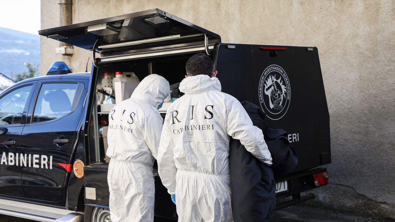 Nella giornata di ieri i carabinieri specializzati nelle investigazioni scientifiche si sono intrattenuti nell’abitazione per diverso tempo Nella giornata di ieri i carabinieri specializzati nelle investigazioni scientifiche si sono intrattenuti nell’abitazione per diverso tempo