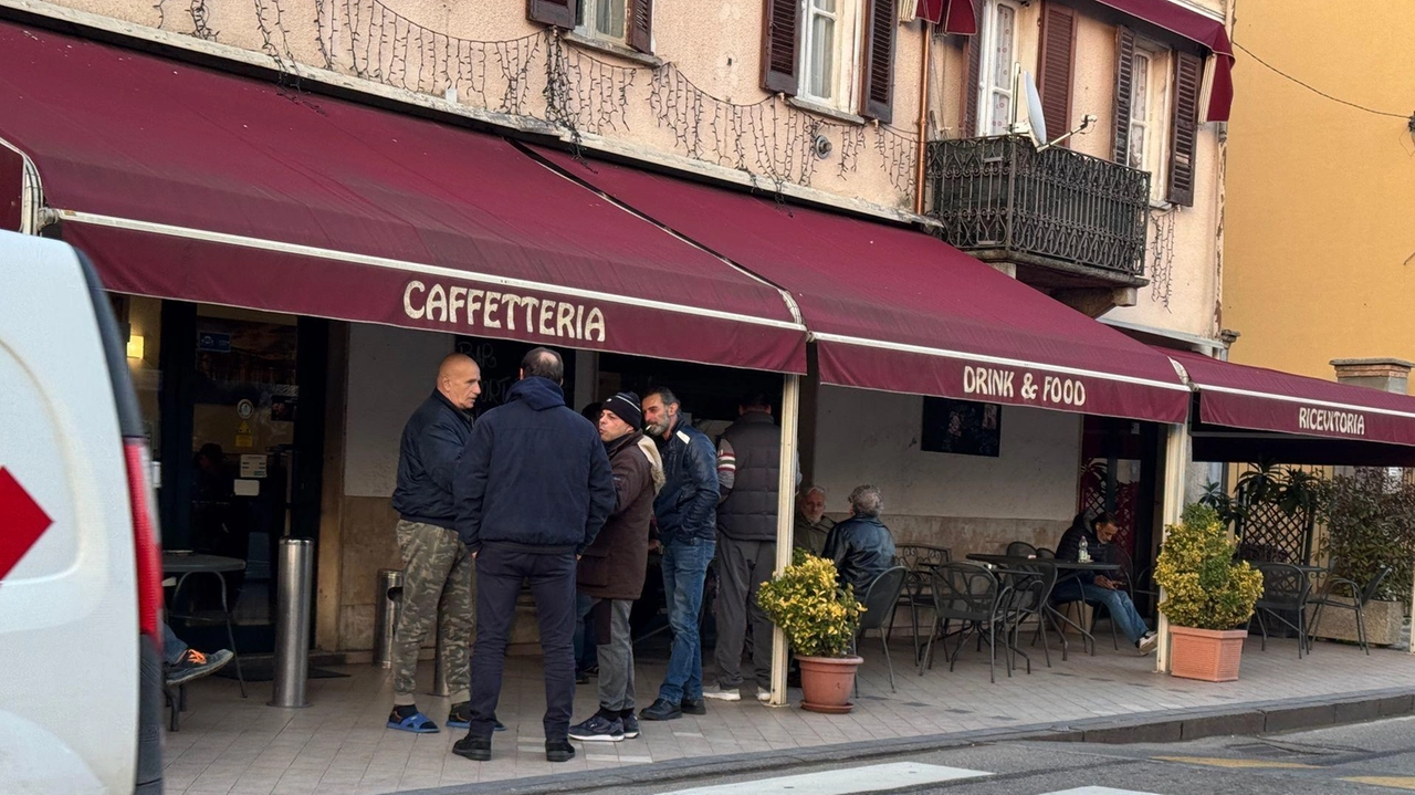 Il bar Sport di via Depretis finito nel mirino dei malviventi «Speriamo che le forze dell’ordine li prendano presto» dice il titolare Il bar Sport di via Depretis finito nel mirino dei malviventi «Speriamo che le forze dell’ordine li prendano presto» dice il titolare