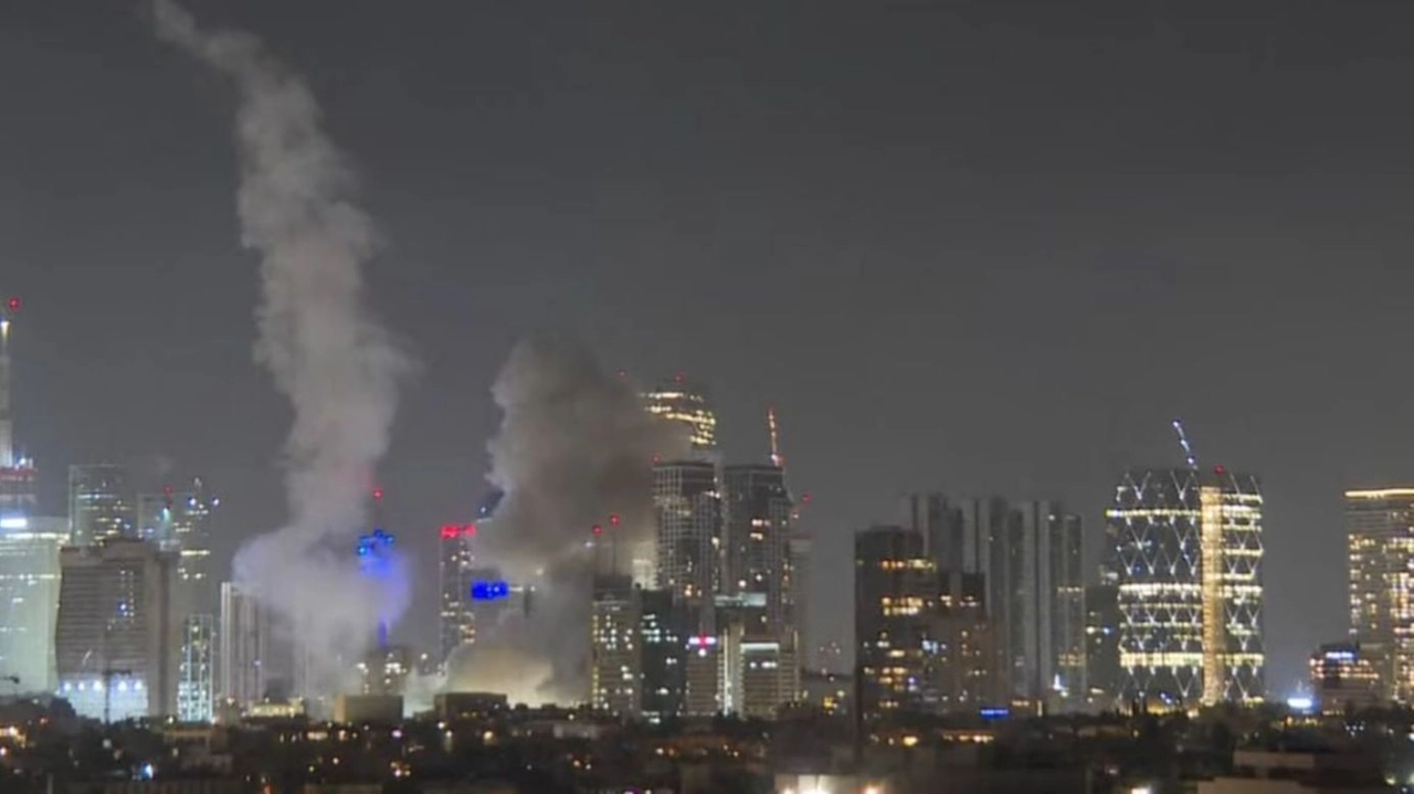 Boati e fumo a Tel Aviv sotto attacco iraniano