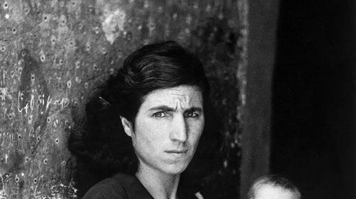 A Milano in mostra gli scatti di Enzo: una “Piccola antologia“ oltre gli stereotipi. La citazione-guida: "Lo spettacolo della violenza per l’isola è una deformazione" . . A Milano in mostra gli scatti di Enzo: una “Piccola antologia“ oltre gli stereotipi. La citazione-guida: "Lo spettacolo della violenza per l’isola è una deformazione" . .