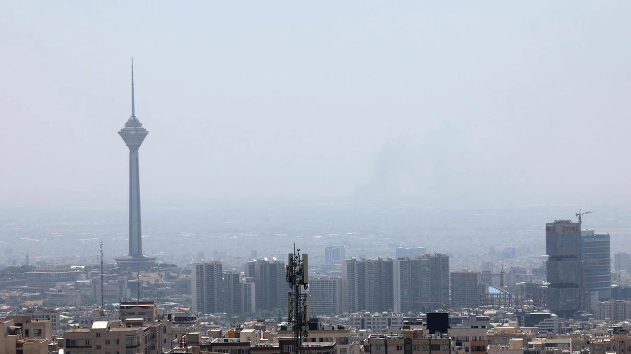 Israele ha colpito Teheran con attacchi nelle zone orientali e occidentali, provocando evacuazioni nel Distretto 3. Israele ha colpito Teheran con attacchi nelle zone orientali e occidentali, provocando evacuazioni nel Distretto 3.