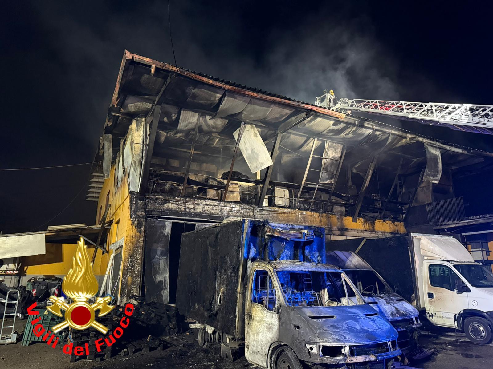 Da un furgone parte l’inferno di fumo e fiamme. Incendio a Cornegliano, azienda di catering in cenere Da un furgone parte l’inferno di fumo e fiamme. Incendio a Cornegliano, azienda di catering in cenere
