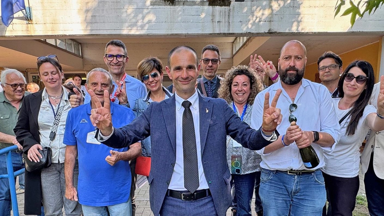 Ettore Fusco festeggia l’elezione a sindaco di Opera Foto MDF) Ettore Fusco festeggia l’elezione a sindaco di Opera Foto MDF)