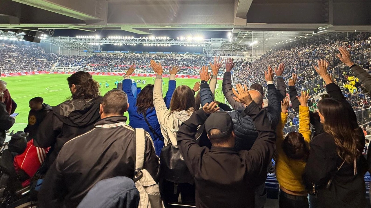 Il gruppo di pazienti della cardiochirurgia dell’ospedale Policlinico allo stadio per Atalanta-Roma Il gruppo di pazienti della cardiochirurgia dell’ospedale Policlinico allo stadio per Atalanta-Roma