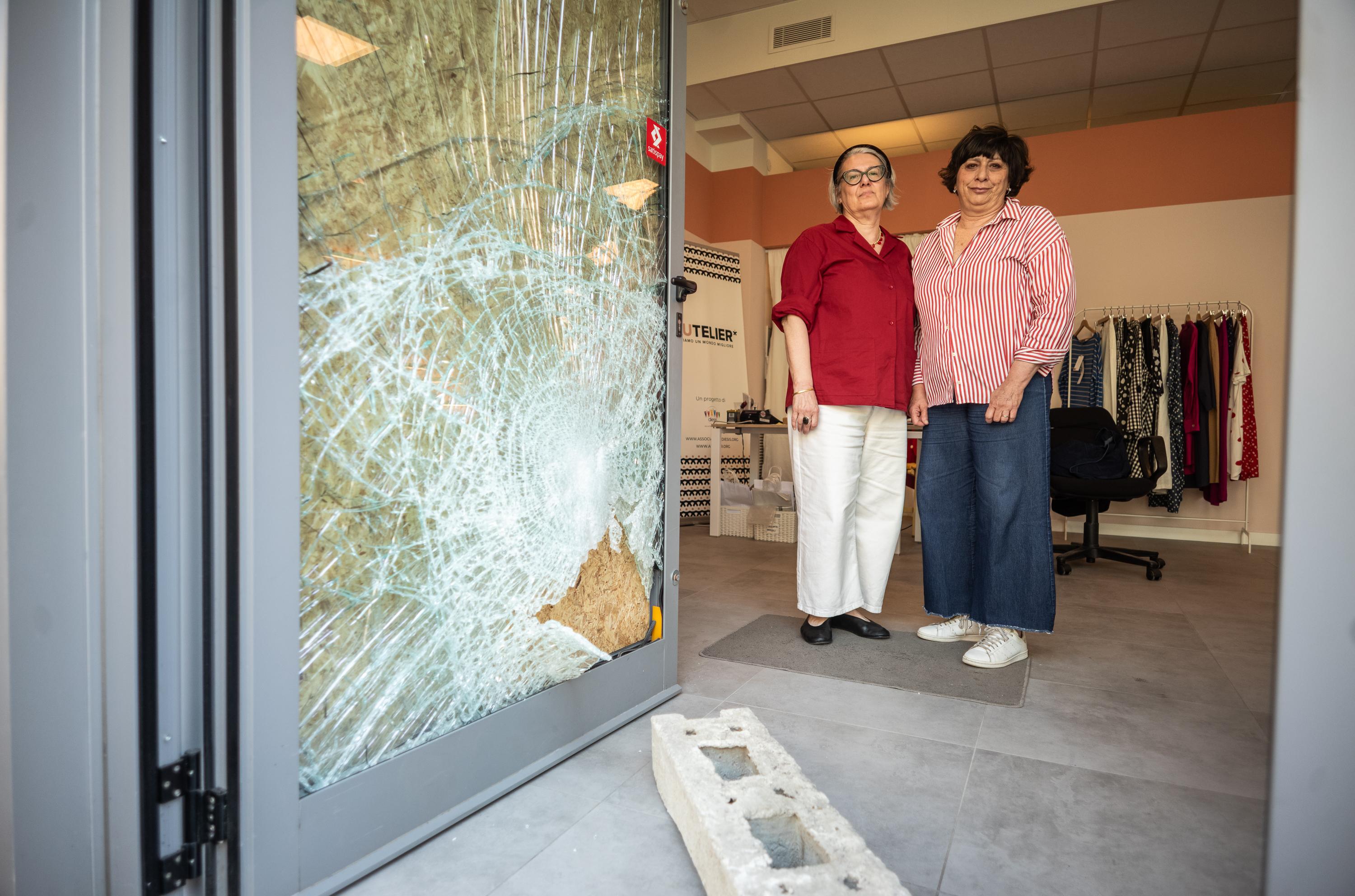 Spaccata da “Autelier”, la boutique dell’inclusione: “Un danno che fa male”. Ma il quartiere reagisce Spaccata da “Autelier”, la boutique dell’inclusione: “Un danno che fa male”. Ma il quartiere reagisce