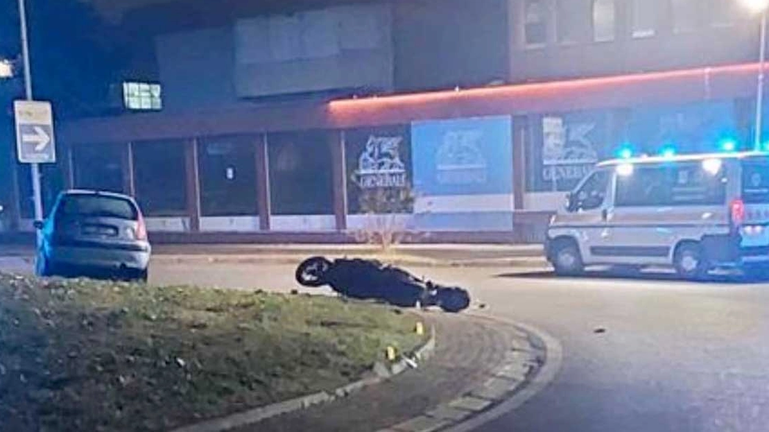 La scena dell'incidente, avvenuto sulla strada di collegamento tra il Rondò dei Pini e la Valassina La scena dell'incidente, avvenuto sulla strada di collegamento tra il Rondò dei Pini e la Valassina