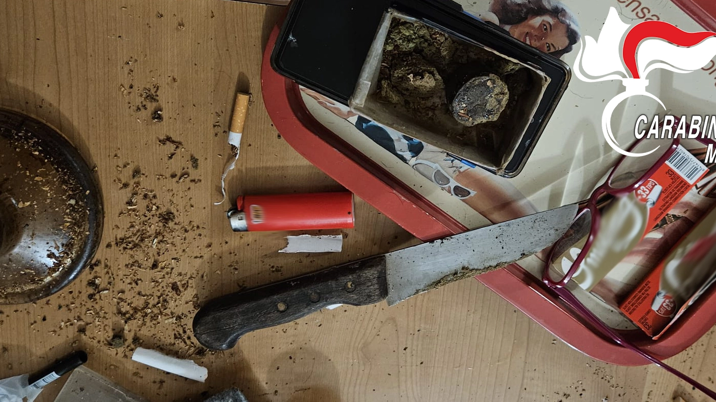 I carabinieri hanno bloccato un uomo di 48 anni: nell’abitazione trovate anche infiorescenze di marijuana