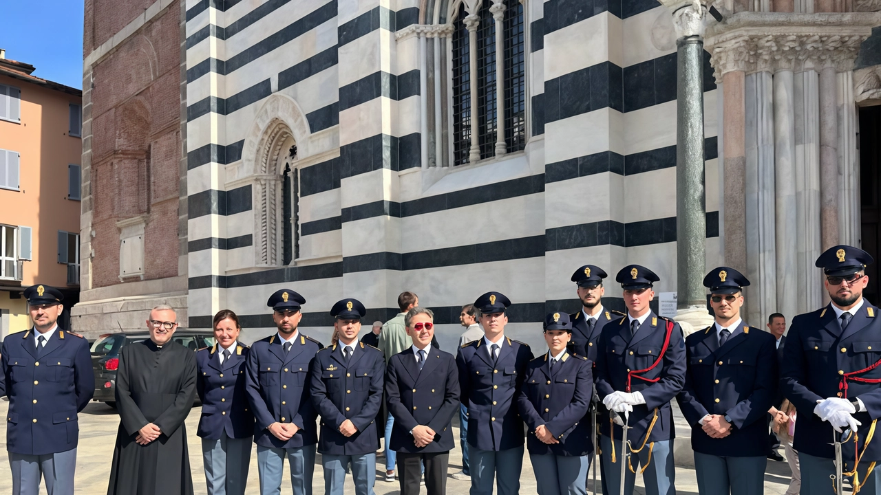 Foto di rito davanti al Duomo per gli agenti di polizia col cappellano don Gianluca Bernardini e il questo Salvatore Barilaro Foto di rito davanti al Duomo per gli agenti di polizia col cappellano don Gianluca Bernardini e il questo Salvatore Barilaro