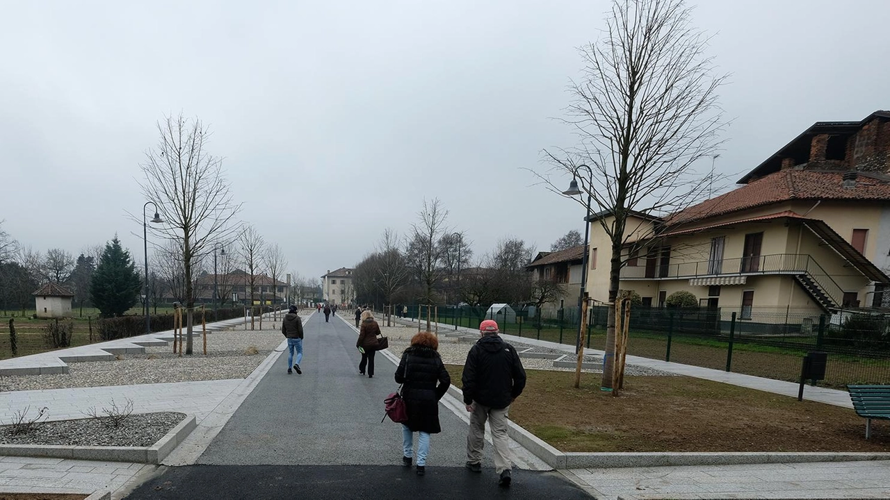Taglio del nastro al parcheggio da 71 posti. Ma non solo: ecco la ciclabile e un boschetto Taglio del nastro al parcheggio da 71 posti. Ma non solo: ecco la ciclabile e un boschetto