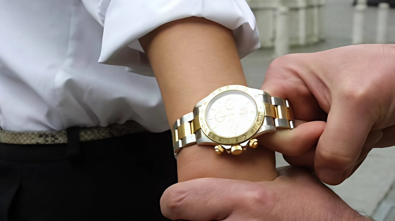 Furto audace a Legnano: donna ruba Rolex a uomo con problemi di deambulazione. Indagini in corso per identificarla, cresce preoccupazione per sicurezza cittadina. Furto audace a Legnano: donna ruba Rolex a uomo con problemi di deambulazione. Indagini in corso per identificarla, cresce preoccupazione per sicurezza cittadina.