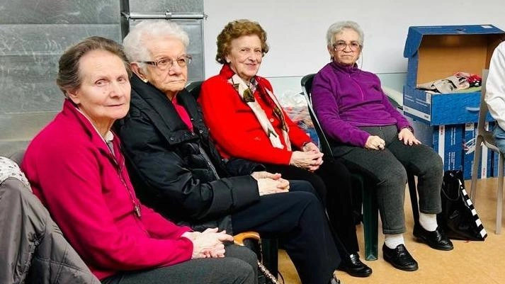 A Cernusco torna "Abbottoniamo", la vendita di borsette e astucci decorati con botton rossi per sostenere la Rete Viola, il...