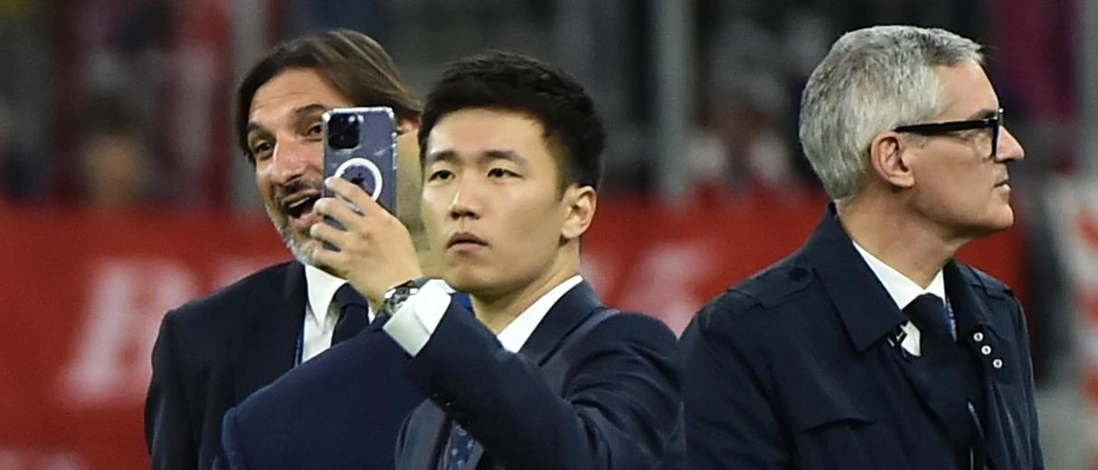 Steven Zhang sta affrontando difficoltà nell'accordo per il finanziamento della Inter, ma punta a una gestione più stabile e sostenibile. La società mira a crescere sportivamente e commercialmente, con progetti di rinnovo e acquisti mirati in vista della prossima stagione.