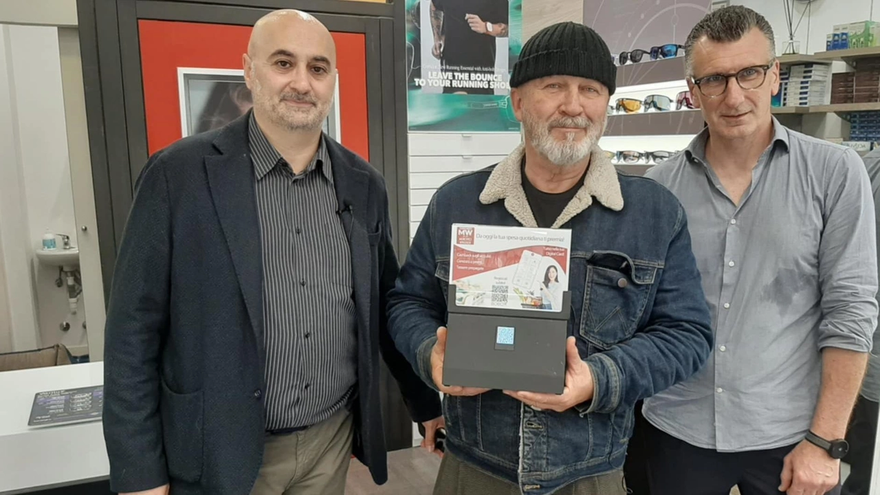 Il comico e cabarettista Stefano Chiodaroli è stato nel mercato comunale e poi nei negozi del quartiere. Ha sperimentato il Bobox, pos che mette in rete. Poi il dialogo con l’ottico, promotore di Marghera District. Il comico e cabarettista Stefano Chiodaroli è stato nel mercato comunale e poi nei negozi del quartiere. Ha sperimentato il Bobox, pos che mette in rete. Poi il dialogo con l’ottico, promotore di Marghera District.