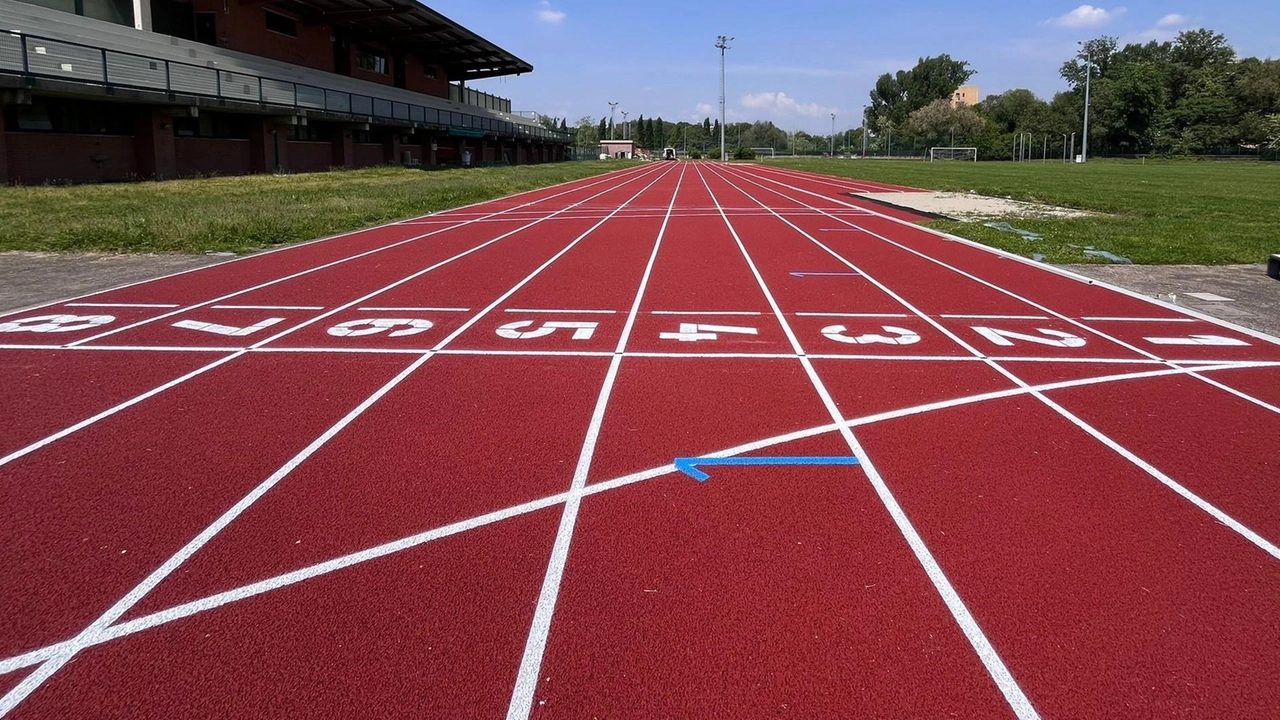 Una pista di atletica leggera tutta nuova, con un doppio rettilineo dei 100 metri è pronta per essere utilizzata già... Una pista di atletica leggera tutta nuova, con un doppio rettilineo dei 100 metri è pronta per essere utilizzata già...