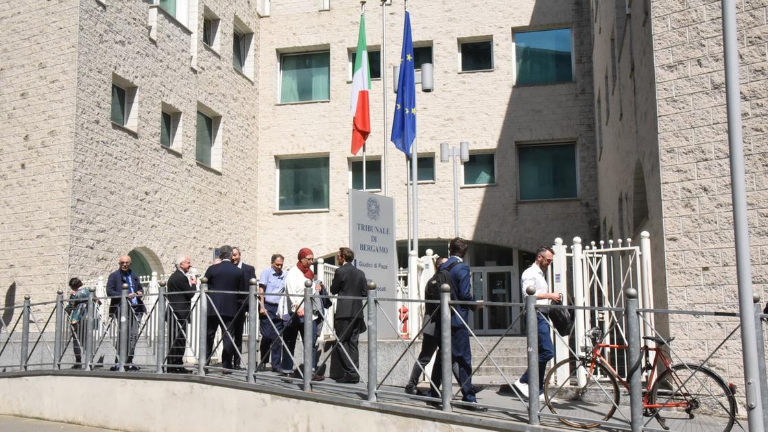 bergamo atti sessuali con bambini piccoli condannato a 21 anni il marito della babysitter
