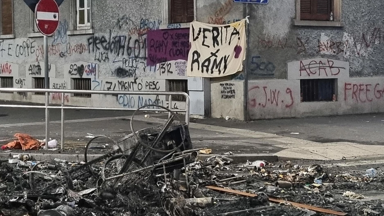 Guerriglia urbana, paura a Corvetto. I residenti: "Pericolo banlieue" Guerriglia urbana, paura a Corvetto. I residenti: "Pericolo banlieue"