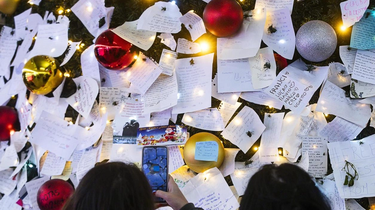 Sotto l’albero di Natale sarà “tech“ quasi un regalo ogni due, smartphone, tablet e consolle ancora in testa. Di qui... Sotto l’albero di Natale sarà “tech“ quasi un regalo ogni due, smartphone, tablet e consolle ancora in testa. Di qui...