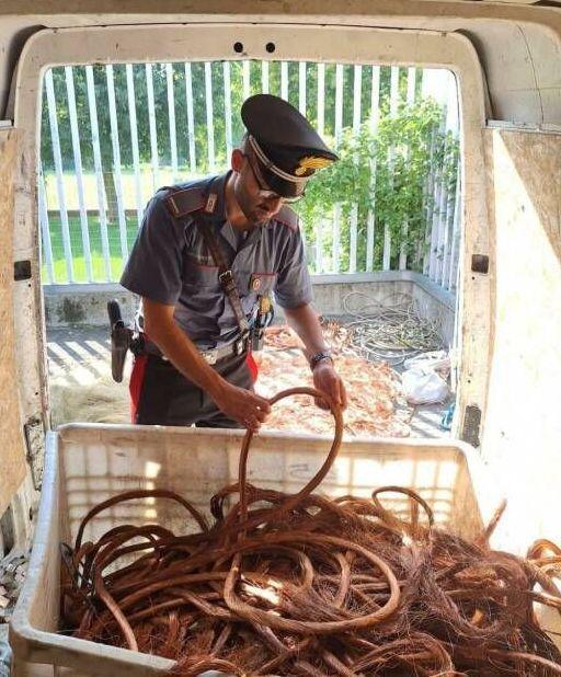 ladri razziano cavi di rame da un magazzino di terna