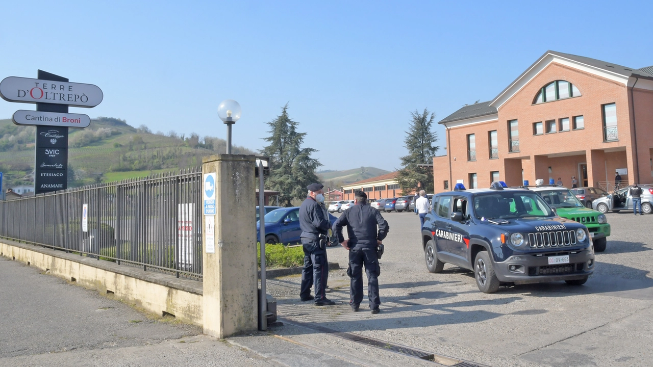 Le forze dell’ordine davanti alla sede di Terre d’Oltrepò nel pieno dell’inchiesta