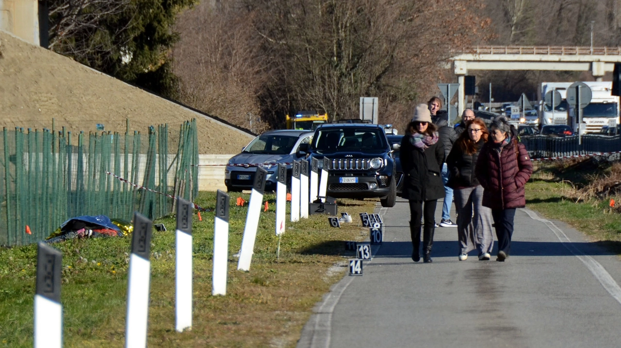 Le indagini sul ritrovamento della donna morta a Nibionno (foto Cardini)