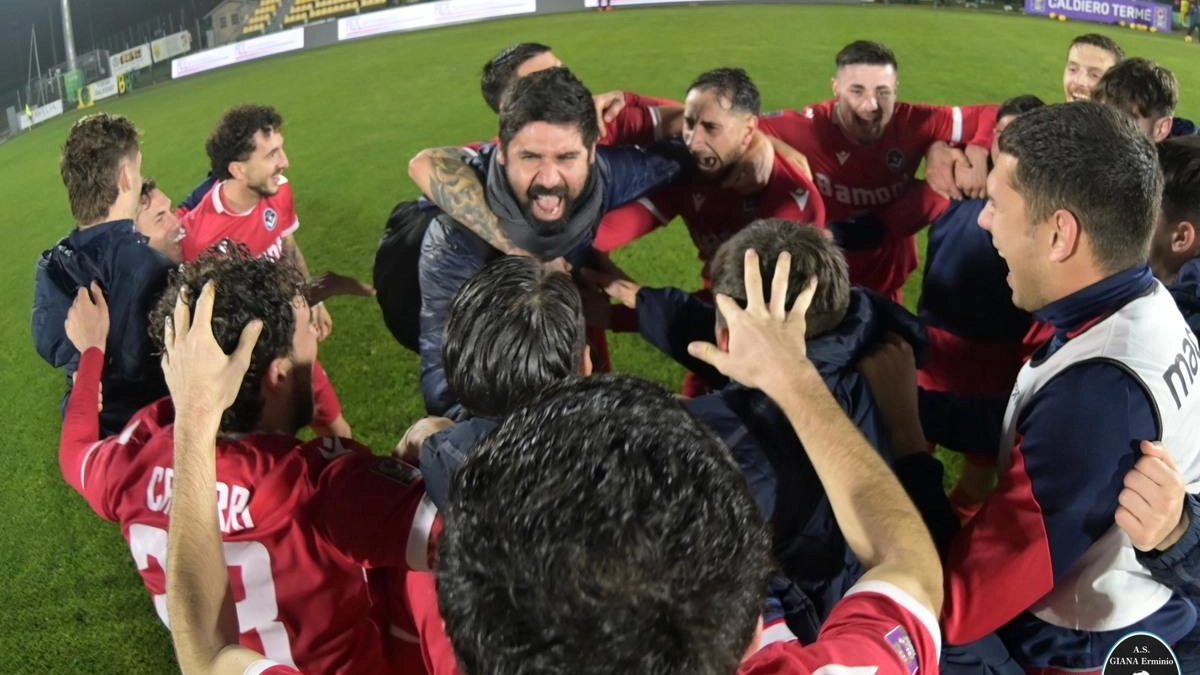 La festa dei calciatori della Giana dopo il pirotecnico successo in Veneto che ha regalato al club la prima storica finale della Coppa Italia di Serie C La festa dei calciatori della Giana dopo il pirotecnico successo in Veneto che ha regalato al club la prima storica finale della Coppa Italia di Serie C