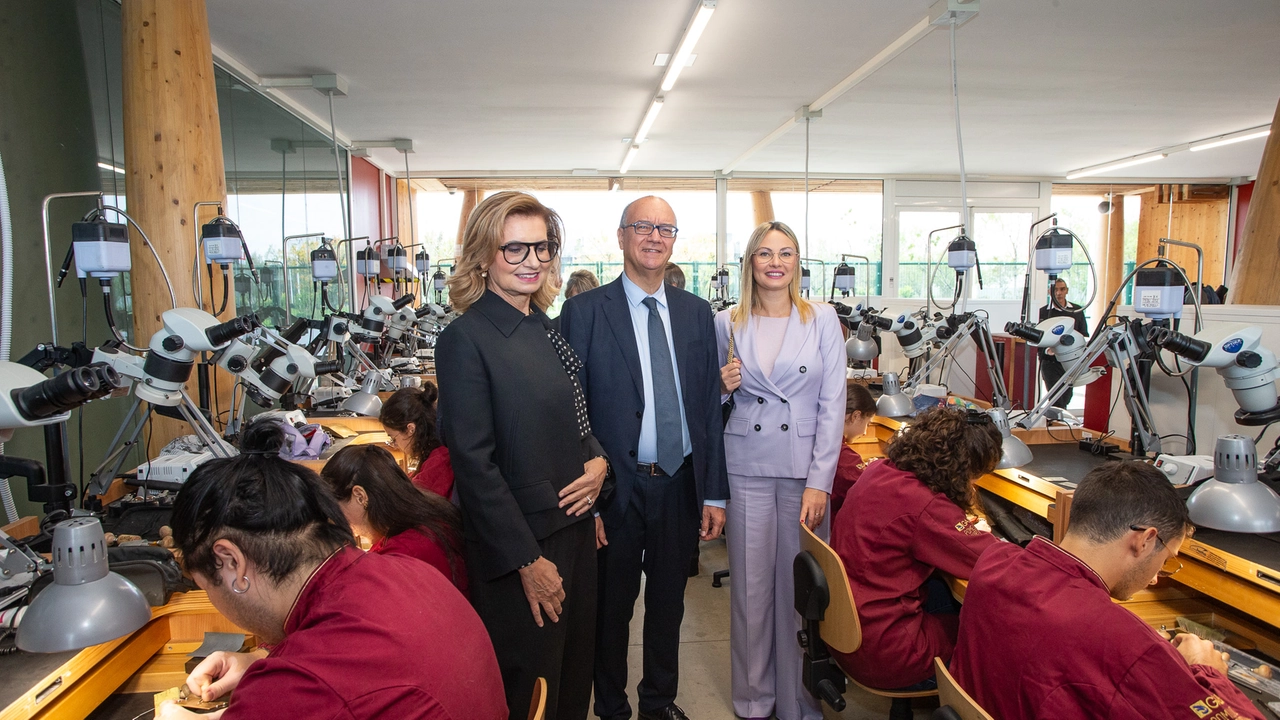 Sabina Belli, il ministro Giuseppe Valditara e l’assessore Simona Tironi nel laboratorio Sabina Belli, il ministro Giuseppe Valditara e l’assessore Simona Tironi nel laboratorio
