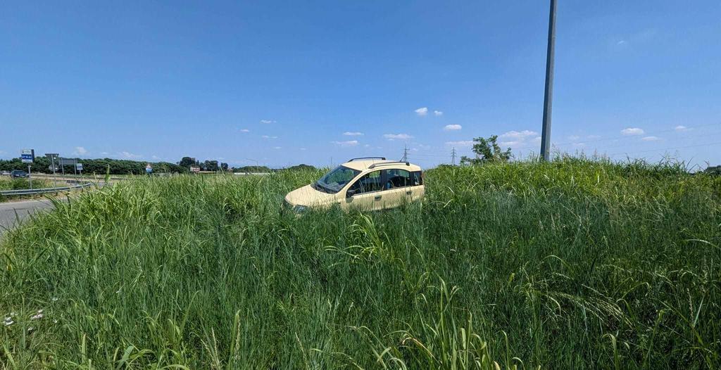 Auto nel bel mezzo della rotatoria, un giallo Auto nel bel mezzo della rotatoria, un giallo