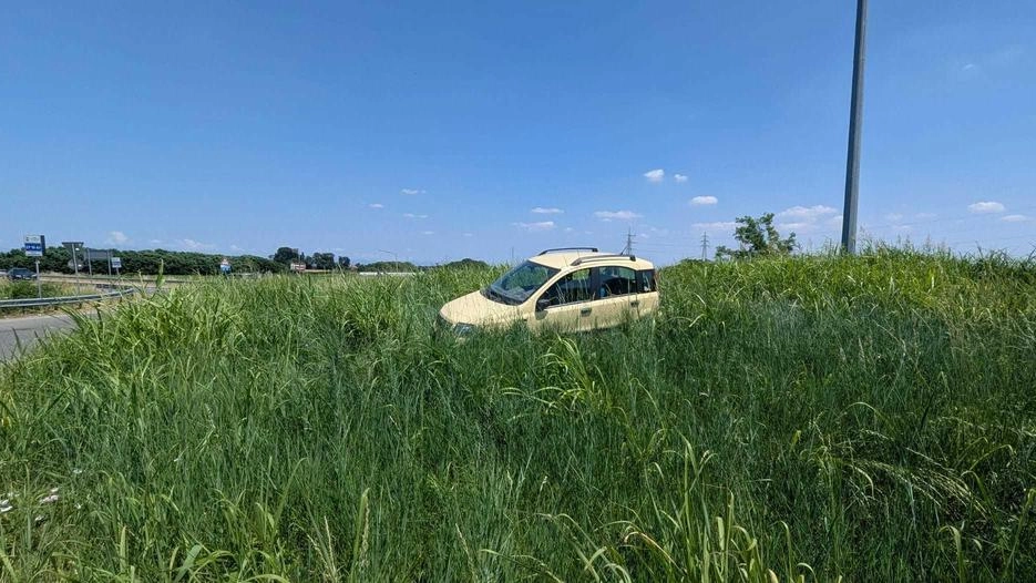 La Panda al centro del mistero comparsa in mezzo alla rotatoria e poi sparita Non si sa chi l’abbia recuperata La Panda al centro del mistero comparsa in mezzo alla rotatoria e poi sparita Non si sa chi l’abbia recuperata