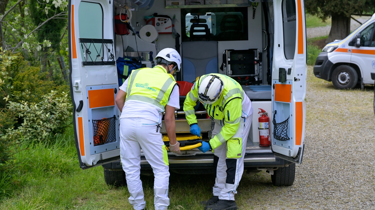 Il ragazzo è stato portato all'ospedale con l'ambulanza (Archivio)