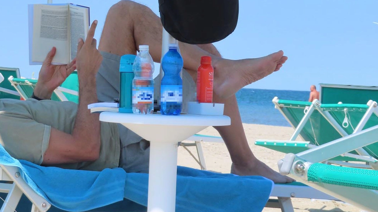 Una persona al mare in una foto di archivio. Il 75enne è stato vittima dello scherzo mentre era in relax sul lettin (Alive)