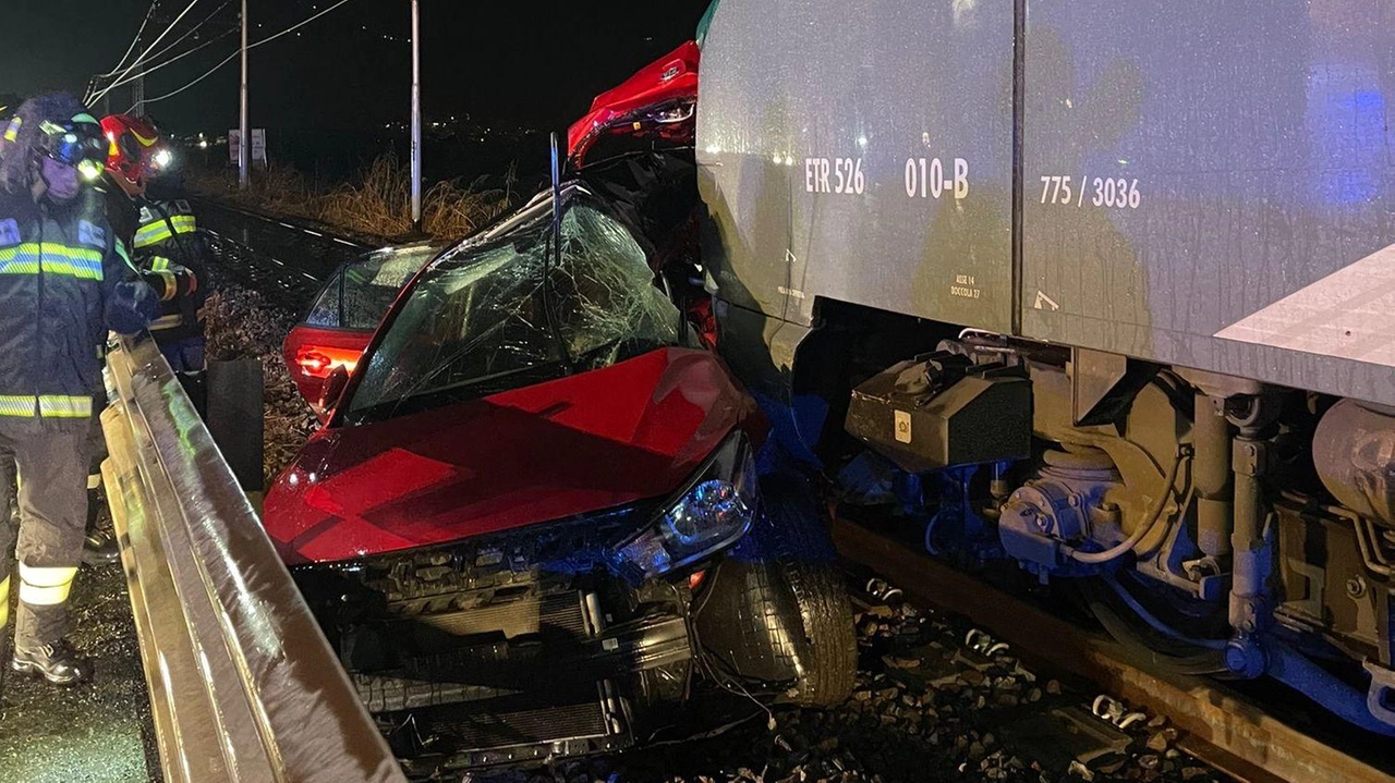 Due persone scampate a un incidente ferroviario a Villa di Tirano, ma il loro cagnolino è rimasto vittima. Le cause dell'incidente sono ancora da chiarire. Disagi alla circolazione ferroviaria. Due persone scampate a un incidente ferroviario a Villa di Tirano, ma il loro cagnolino è rimasto vittima. Le cause dell'incidente sono ancora da chiarire. Disagi alla circolazione ferroviaria.