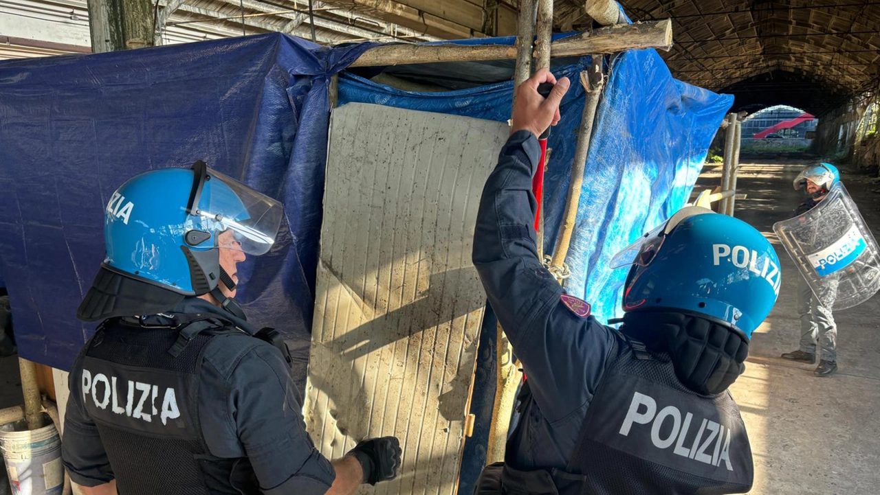 Polizia durante uno sgombero (archivio) Polizia durante uno sgombero (archivio)